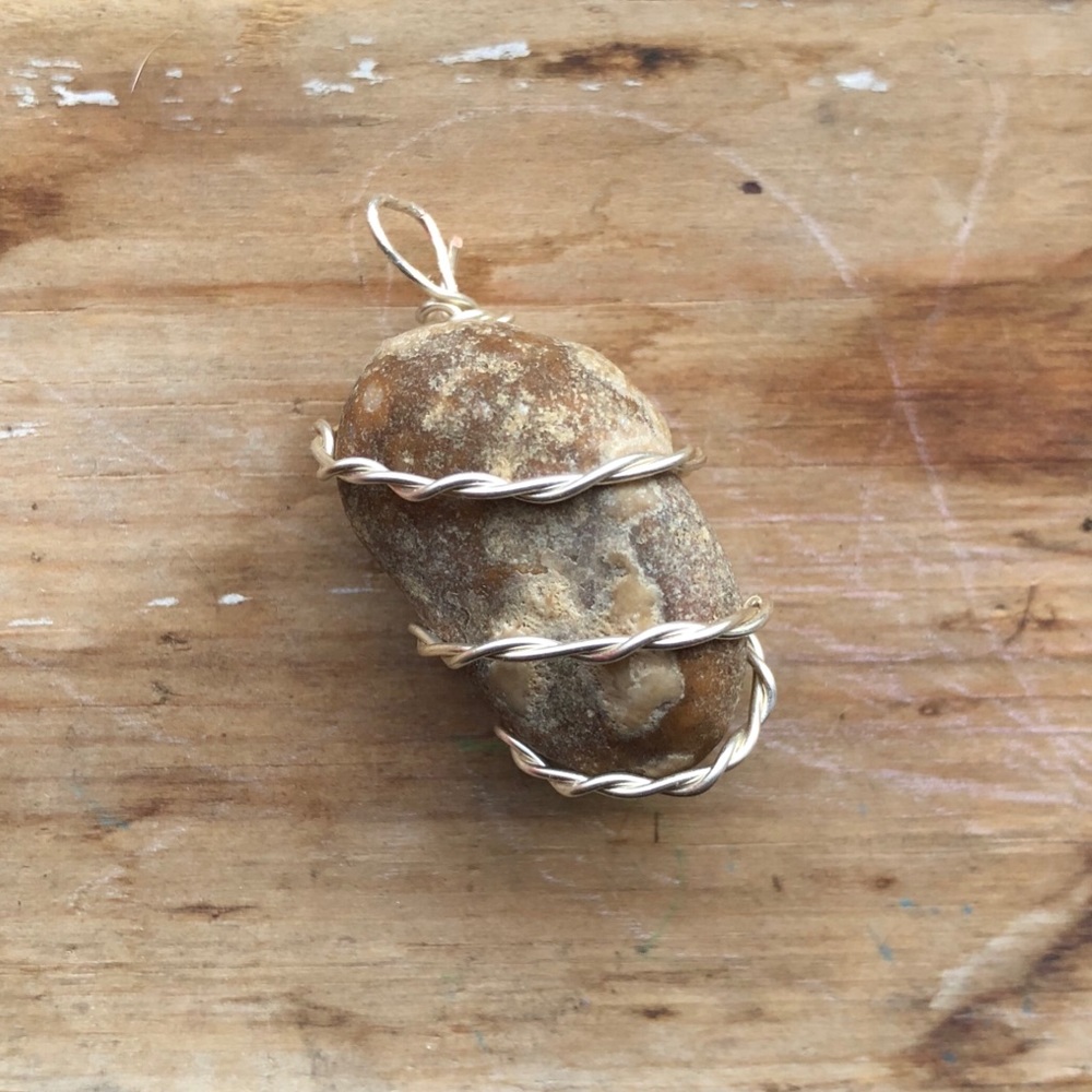 NATURAL STONE PENDANT